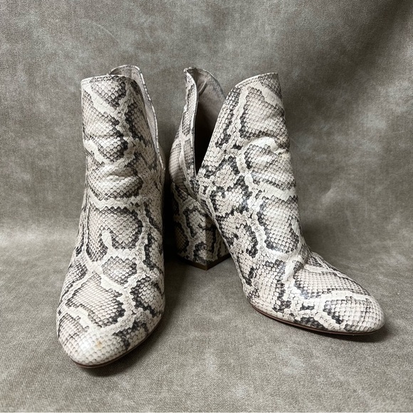 STEVE MADDEN
Women's Rookie Chop-Out Booties - Picture 1 of 9